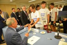 IL PRESIDENTE DEL SENATO PIETRO GRASSI AUTOGRAFA I LIBRI DONATI AI RAGAZZI