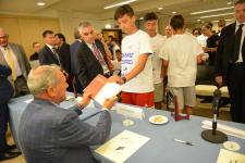 IL PRESIDENTE DEL SENATO PIETRO GRASSI AUTOGRAFA I LIBRI DONATI AI RAGAZZI