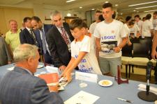IL PRESIDENTE DEL SENATO PIETRO GRASSI AUTOGRAFA I LIBRI DONATI AI RAGAZZI