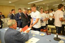 IL PRESIDENTE DEL SENATO PIETRO GRASSI AUTOGRAFA I LIBRI DONATI AI RAGAZZI