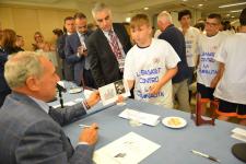 IL PRESIDENTE DEL SENATO PIETRO GRASSI AUTOGRAFA I LIBRI DONATI AI RAGAZZI