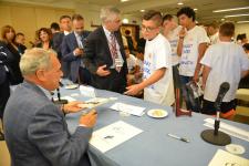 IL PRESIDENTE DEL SENATO PIETRO GRASSI AUTOGRAFA I LIBRI DONATI AI RAGAZZI