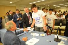 IL PRESIDENTE DEL SENATO PIETRO GRASSI AUTOGRAFA I LIBRI DONATI AI RAGAZZI