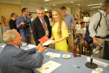 IL PRESIDENTE DEL SENATO PIETRO GRASSI AUTOGRAFA I LIBRI DONATI AI RAGAZZI