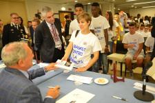 IL PRESIDENTE DEL SENATO PIETRO GRASSI AUTOGRAFA I LIBRI DONATI AI RAGAZZI