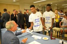 IL PRESIDENTE DEL SENATO PIETRO GRASSI AUTOGRAFA I LIBRI DONATI AI RAGAZZI