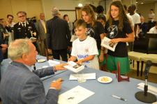 IL PRESIDENTE DEL SENATO PIETRO GRASSI AUTOGRAFA I LIBRI DONATI AI RAGAZZI