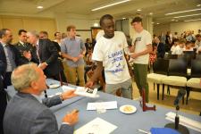 IL PRESIDENTE DEL SENATO PIETRO GRASSI AUTOGRAFA I LIBRI DONATI AI RAGAZZI